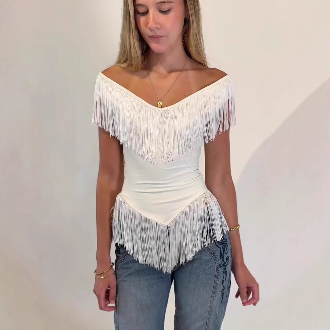 Damer top med frynset detalje og off-shoulder design Skovae