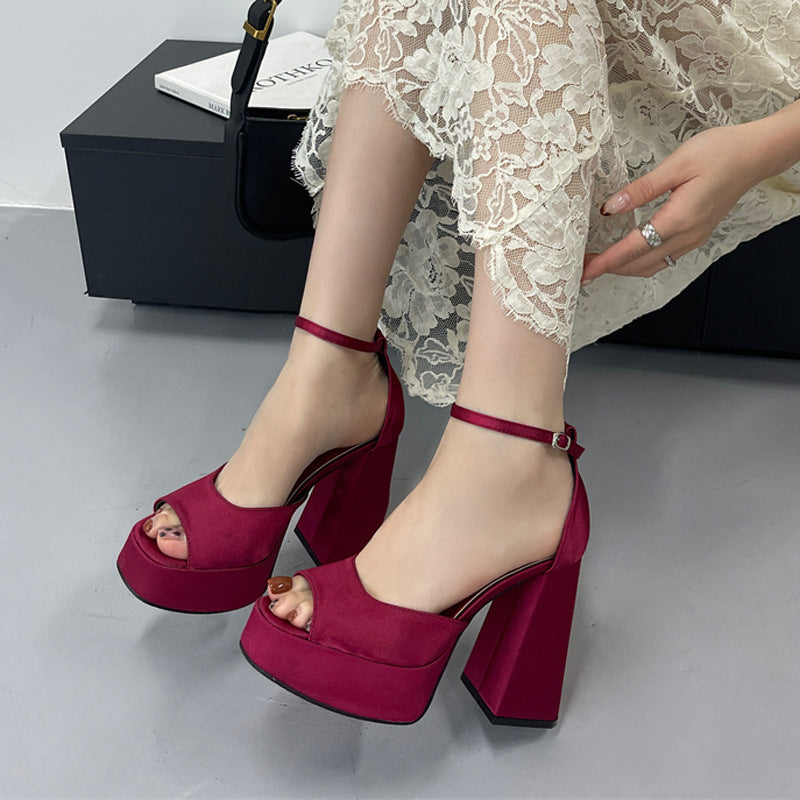 Dame Plateau-Pumps med spændende cut-out-design og stabile blokhæle Stilla