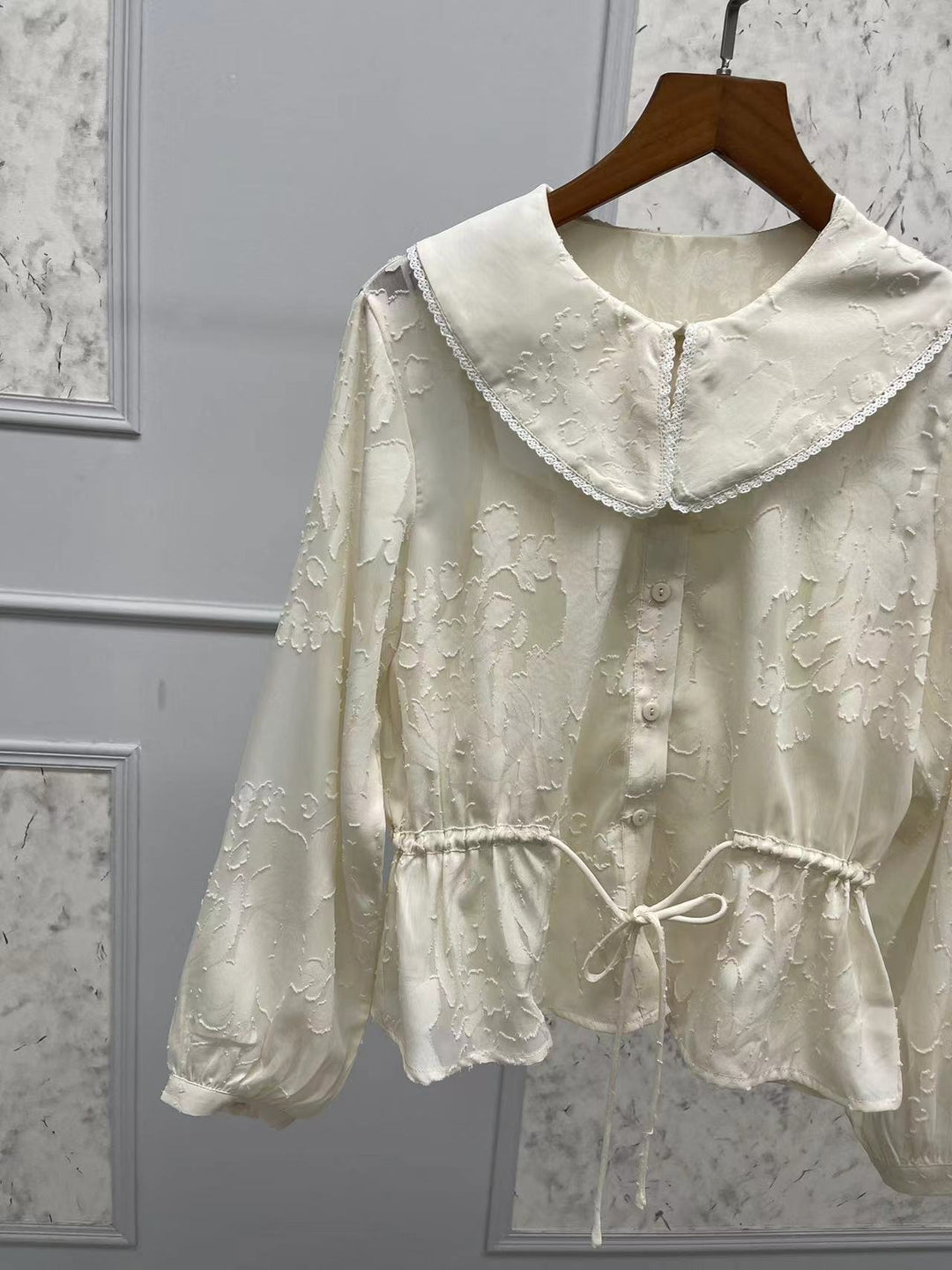Dame Langærmet bluse med elegant spidemotiv og flæsedetaljer Stilla
