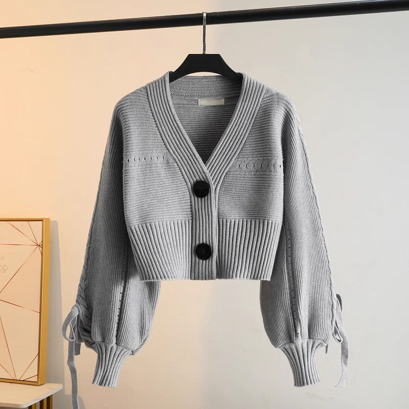 Kvinders fashionable cardigan med voluminøse ærmer og knap detaljer Stilla