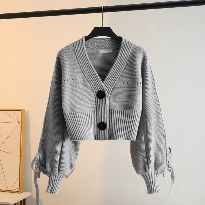 Kvinders fashionable cardigan med voluminøse ærmer og knap detaljer Stilla
