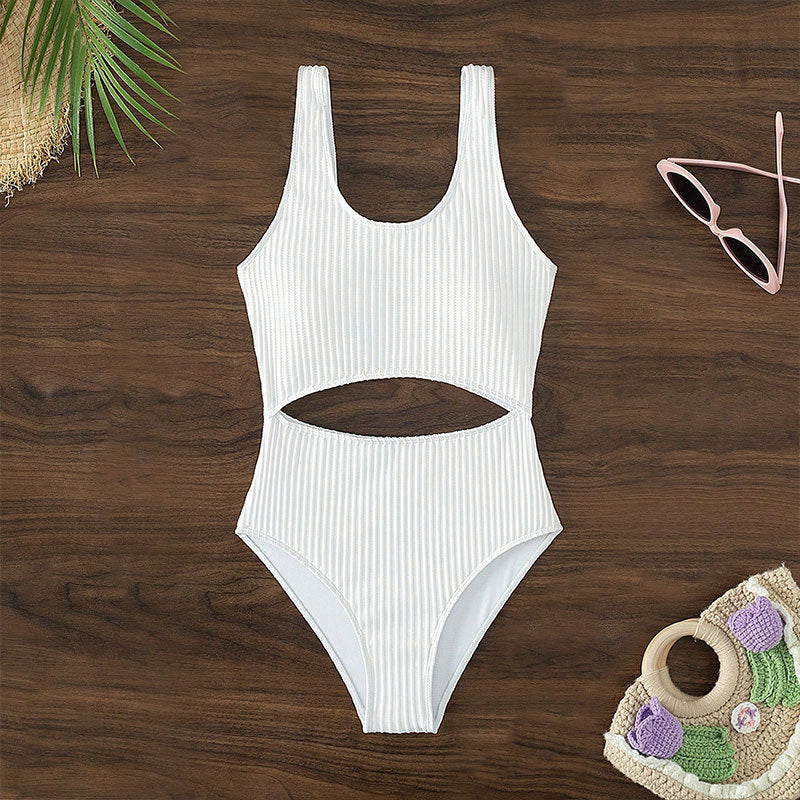 Dame én-delt badedragt med stilfuld cut-out-design Skovae