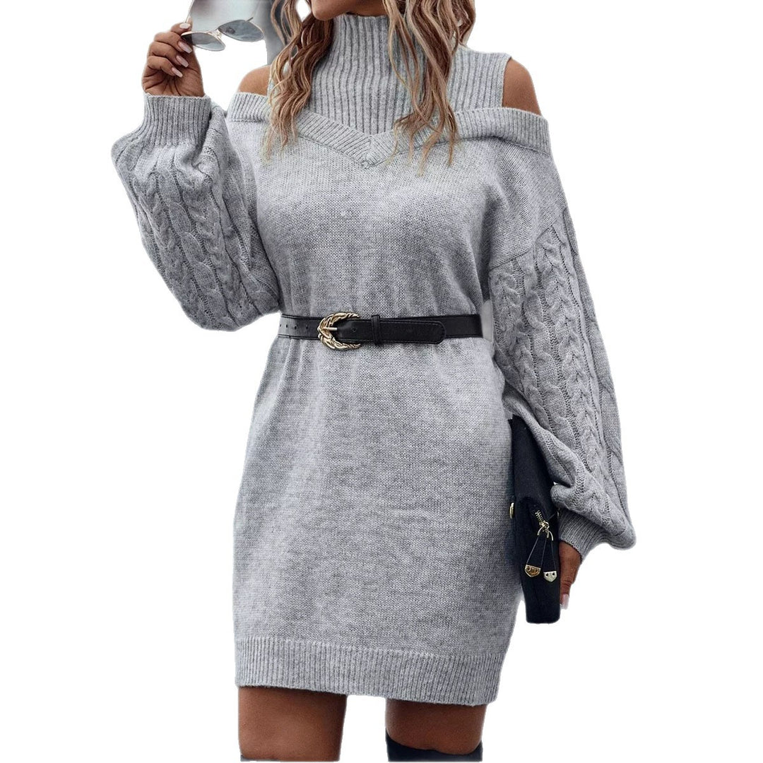 Kvinders strikkede kjole med off-shoulder look og moderne kabeldesign Stilla