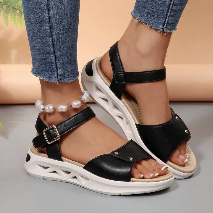 Dame komfortable sandaler med mode clou-detaljer og justerbar rem Stilla