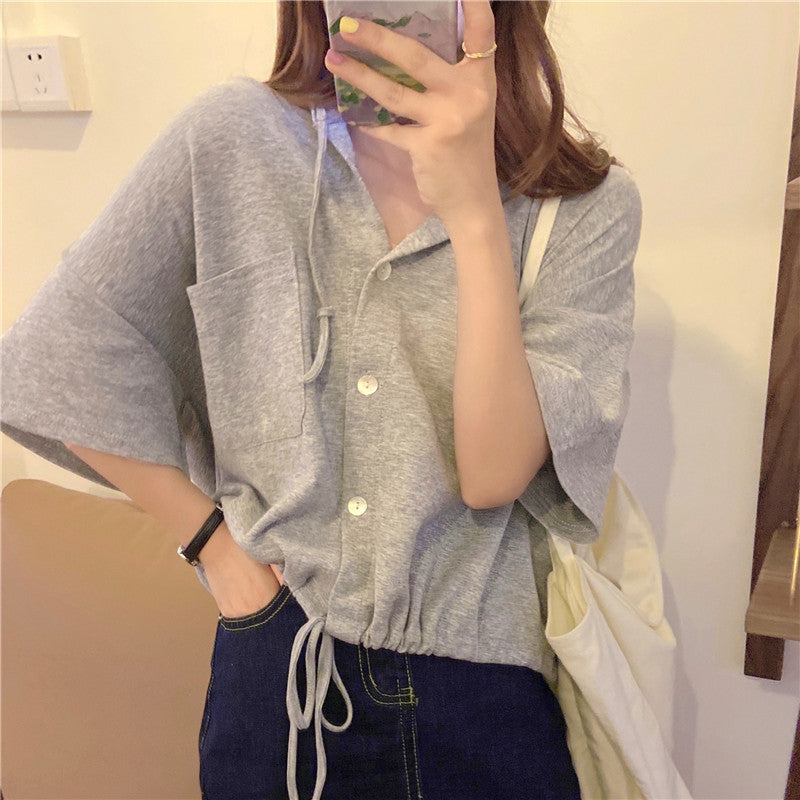 Femme Kortærmet Button-Up Hoodie med Snøre Detalje Stilla
