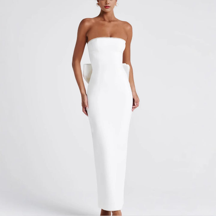 Damernes elegante tætsiddende maxi kjole med off-shoulder design og fashionable flæser