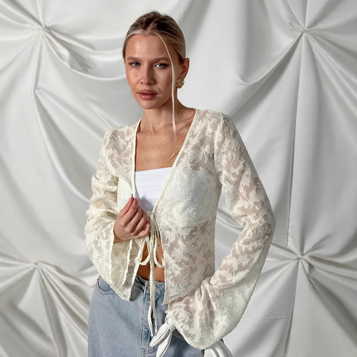 Dame gennemsigtig bluse med blomsterdesign og flæsedetaljer Stilla