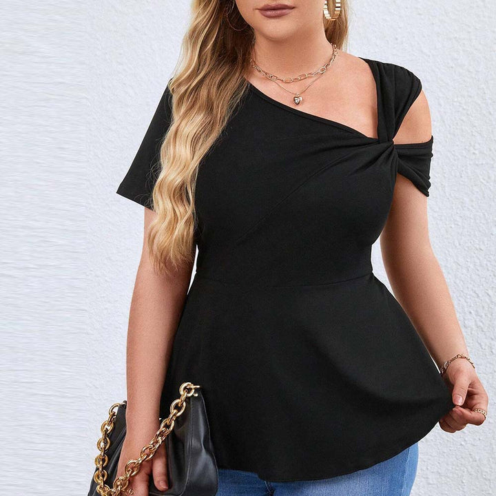 Dame top med asymmetrisk cut-out og raffineret omslagsdesign Skovae