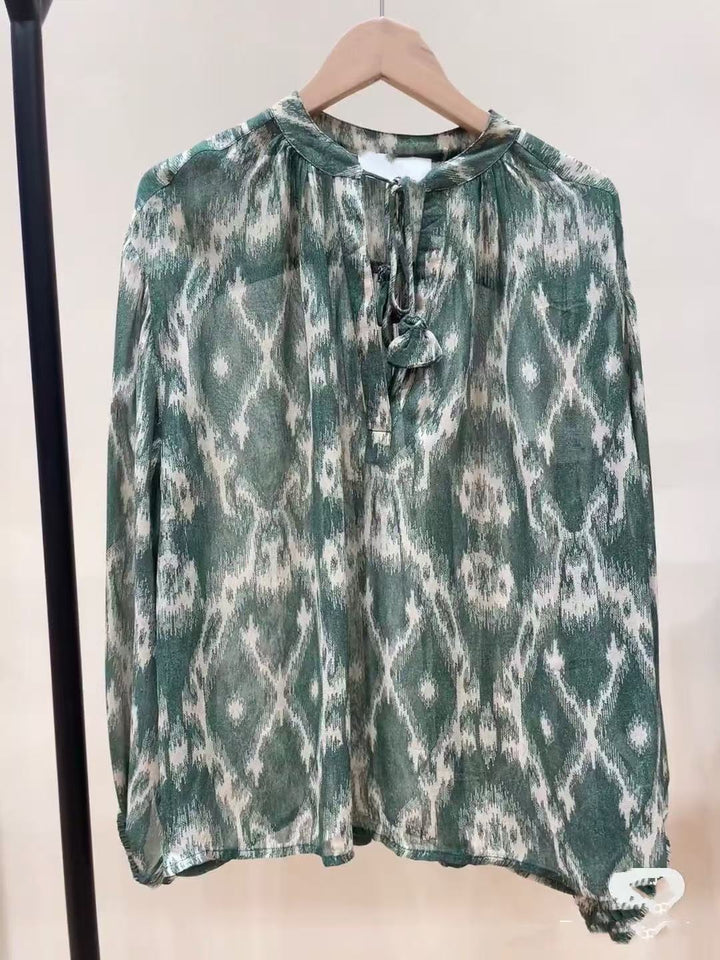 Damebluse med legende Ikat-mønster og elegante flæsedetaljer Stilla
