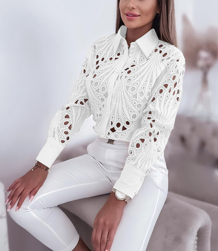 Damer elegant bluse med kunstnerisk hulmønster og stilfuld krave Stilla