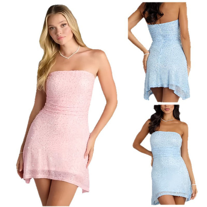 Kvinders cocktailkjole med glitrende perler og elegant omslagsdesign
