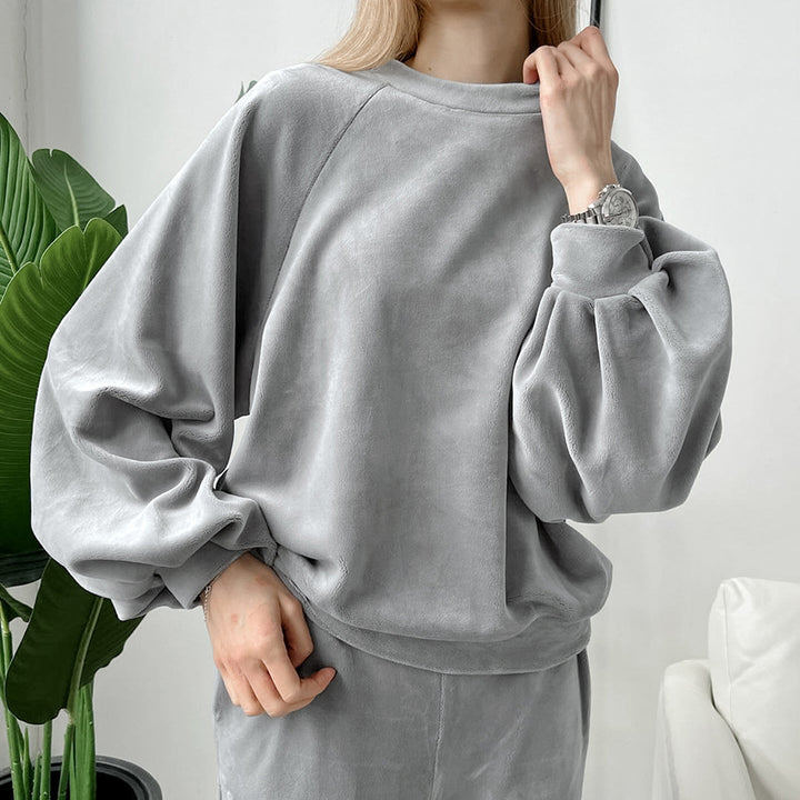 Dame hyggeligt loungewear-sæt med løstsiddende top og komfortable bukser Stilla