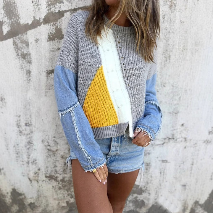 Kvindes stilfulde strikket sweater med denim ærmer og iøjnefaldende farveblok design Stilla