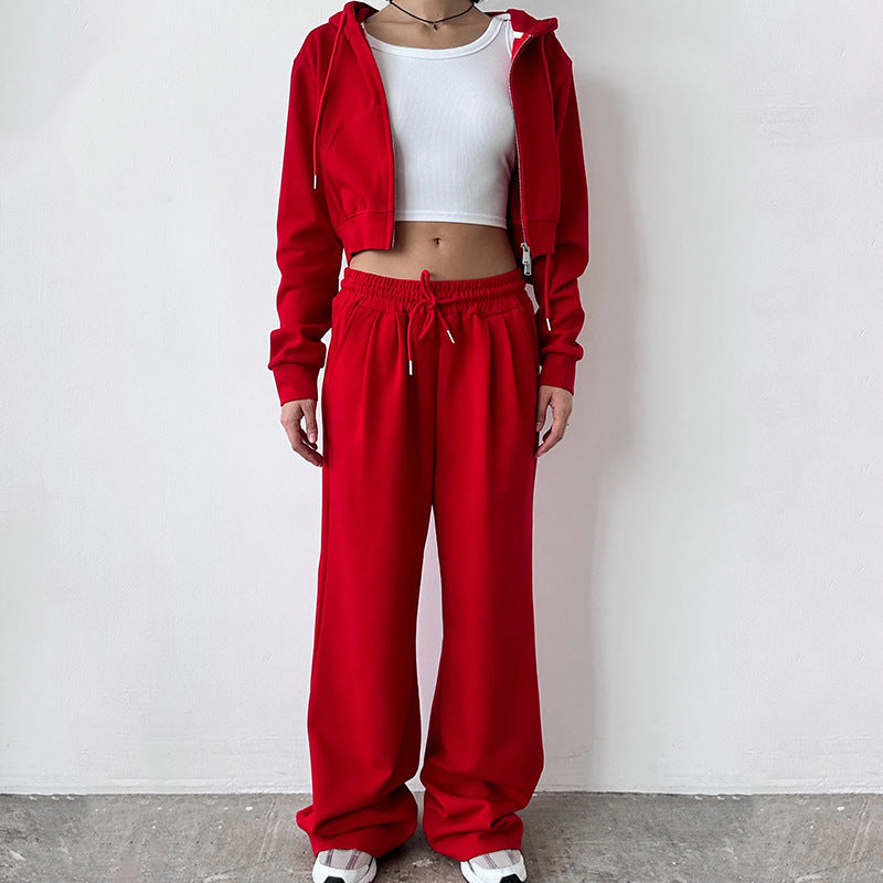 Kvinders cropped hoodie og løse joggingbukser i minimalistisk design