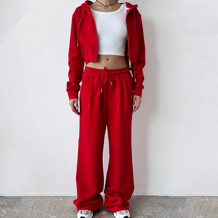 Kvinders cropped hoodie og løse joggingbukser i minimalistisk design