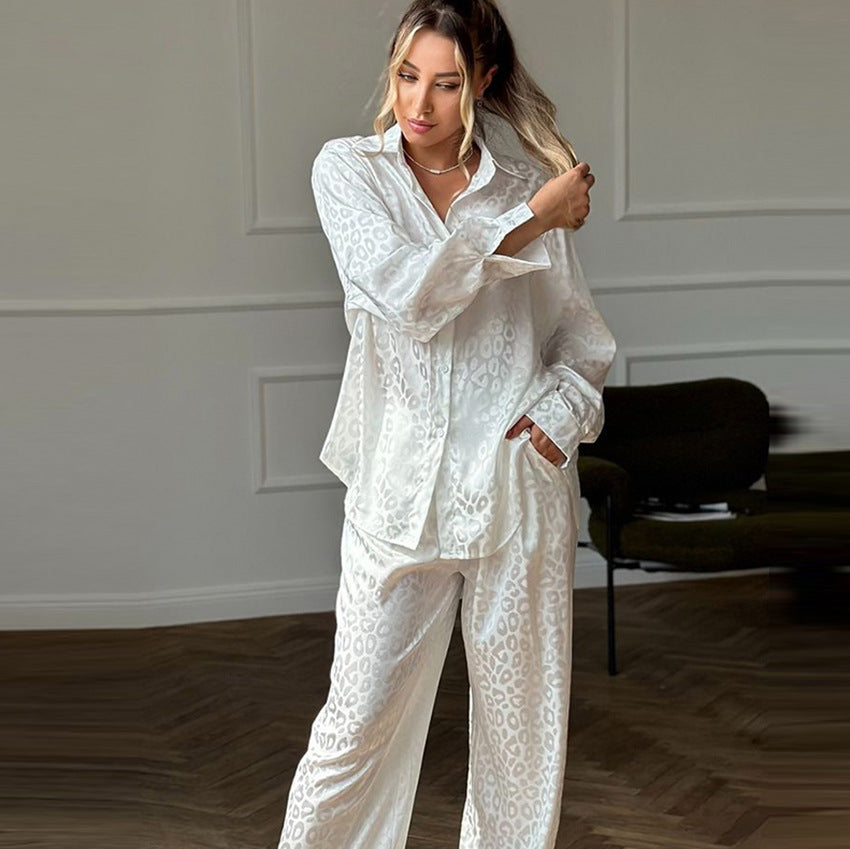 Dame elegant pyjamasæt med moderigtigt leo-mønster og flydende snit Stilla