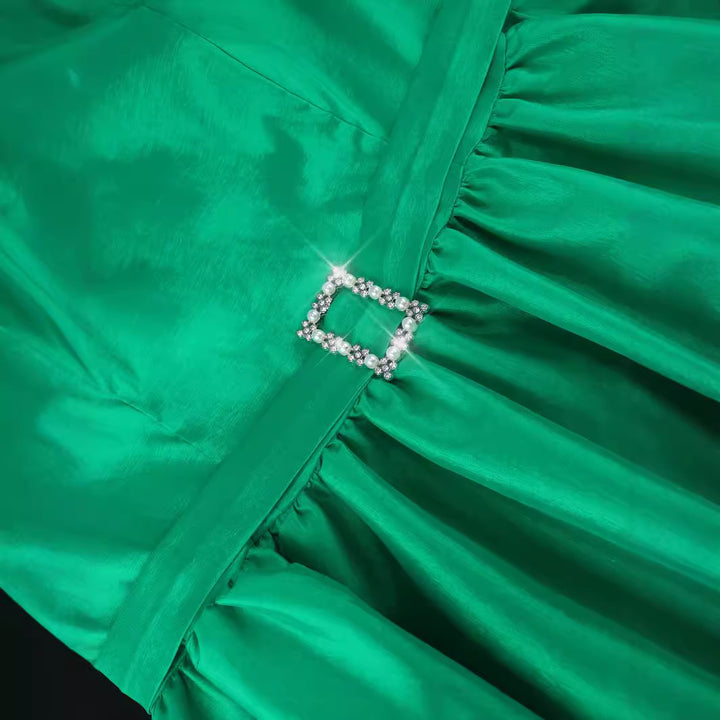 Dame aftenkjole med stilfulde puffærmer og unikt cut-out-design Skovae