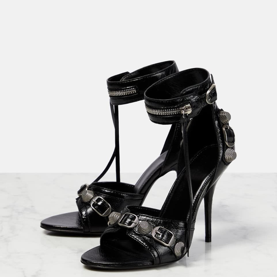 Femme High-Profile Stiletto Sandaler med dekorativ ankelrem og metalliske accenter Stilla
