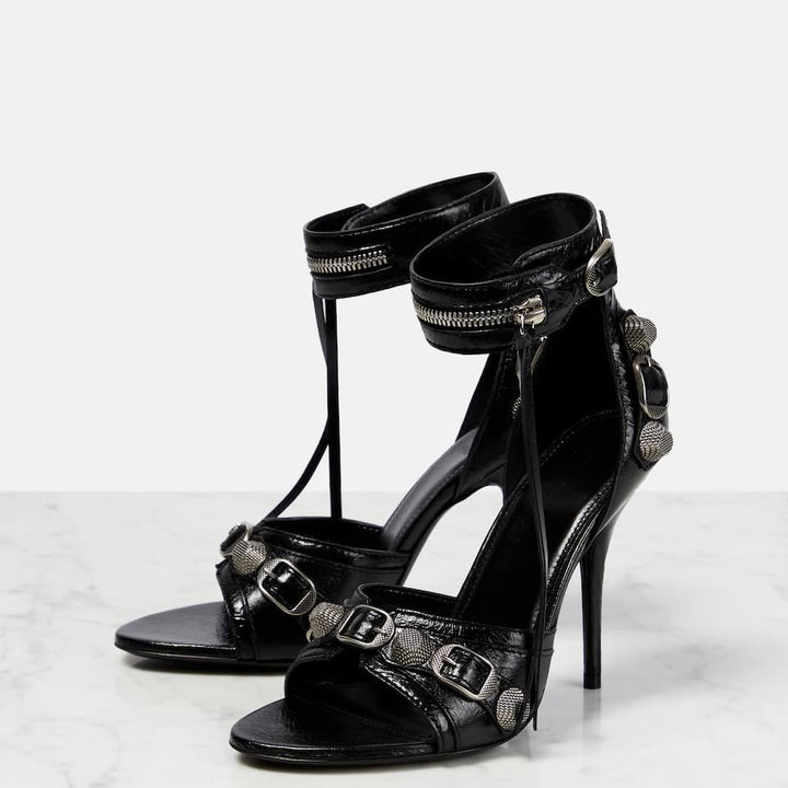 Femme High-Profile Stiletto Sandaler med dekorativ ankelrem og metalliske accenter Stilla