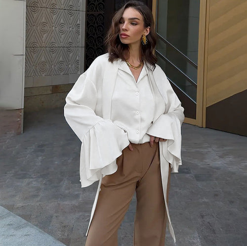 Damebluse med voluminøse ærmer og elegante bindebånd Stilla