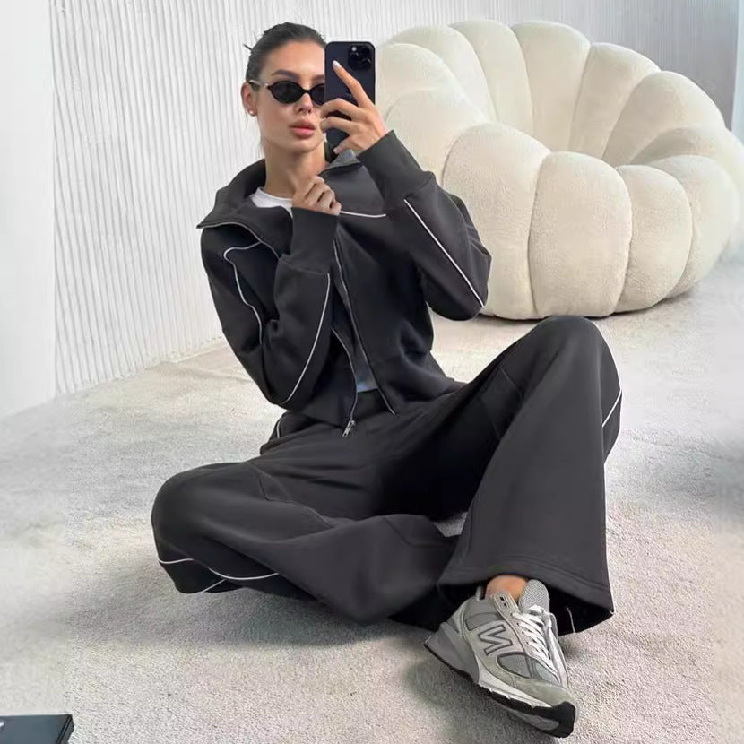 Kvinders sporty to-delt i et afslappet look med en stilfuld højtstående krave og praktiske lommer Skovae
