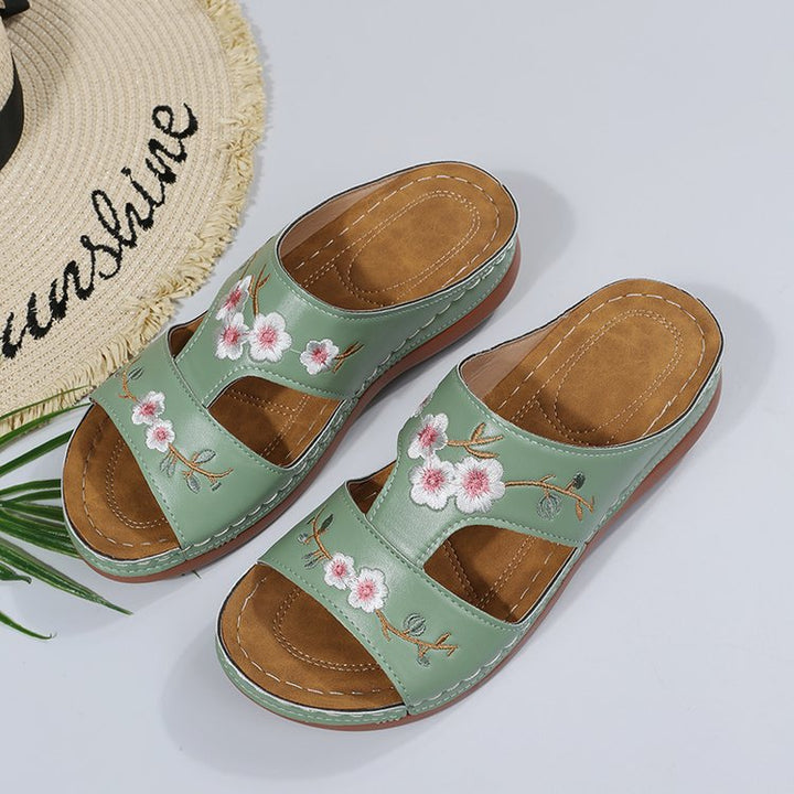 Dame mode rem sandaler med florale broderier og komfortabelt fodseng Stilla