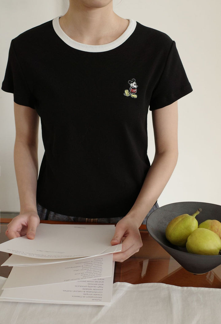 Dame afslappet T-shirt med unik Mickey Mouse broderi og kontrastfarvet rund halsudskæring Stilla