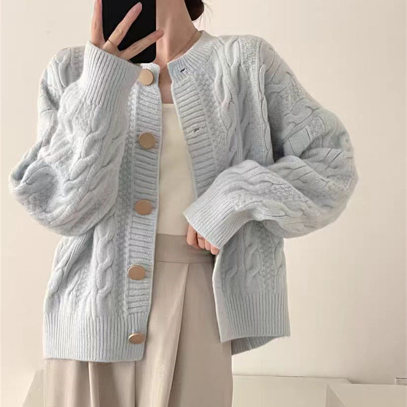 Kvinders cardigan med kabelmønster og store knapdetaljer Stilla