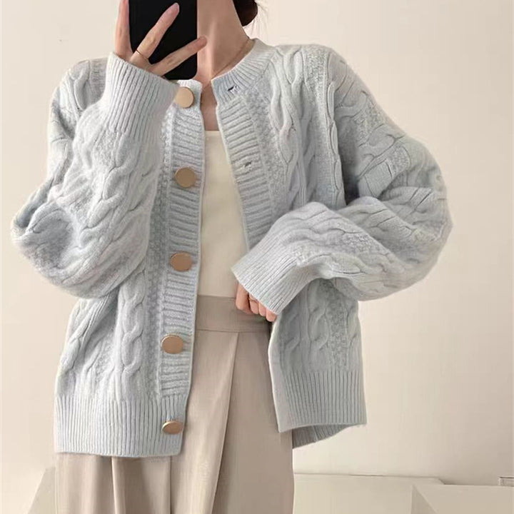 Kvinders cardigan med kabelmønster og store knapdetaljer Stilla