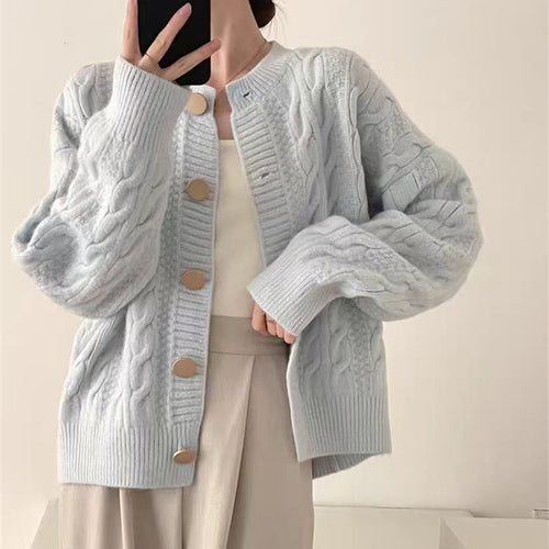 Kvinders cardigan med kabelmønster og store knapper Stilla