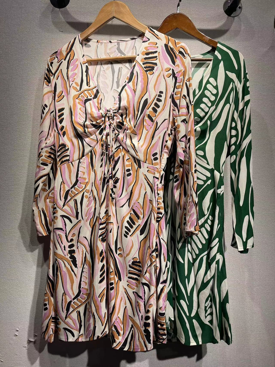Dame Midikjole med raffineret knudedetalje og kreativt mønster Stilla