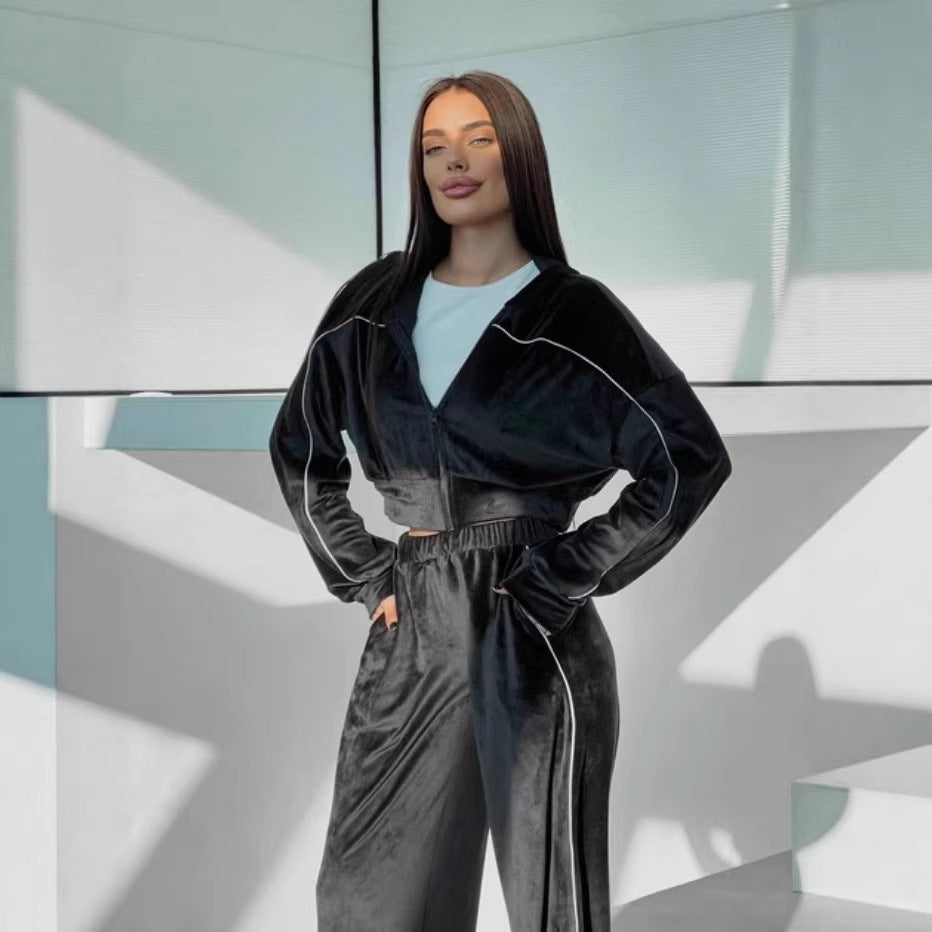 Kvinders sporty velour loungewear sæt med kort hoodie og brede ben Skovae