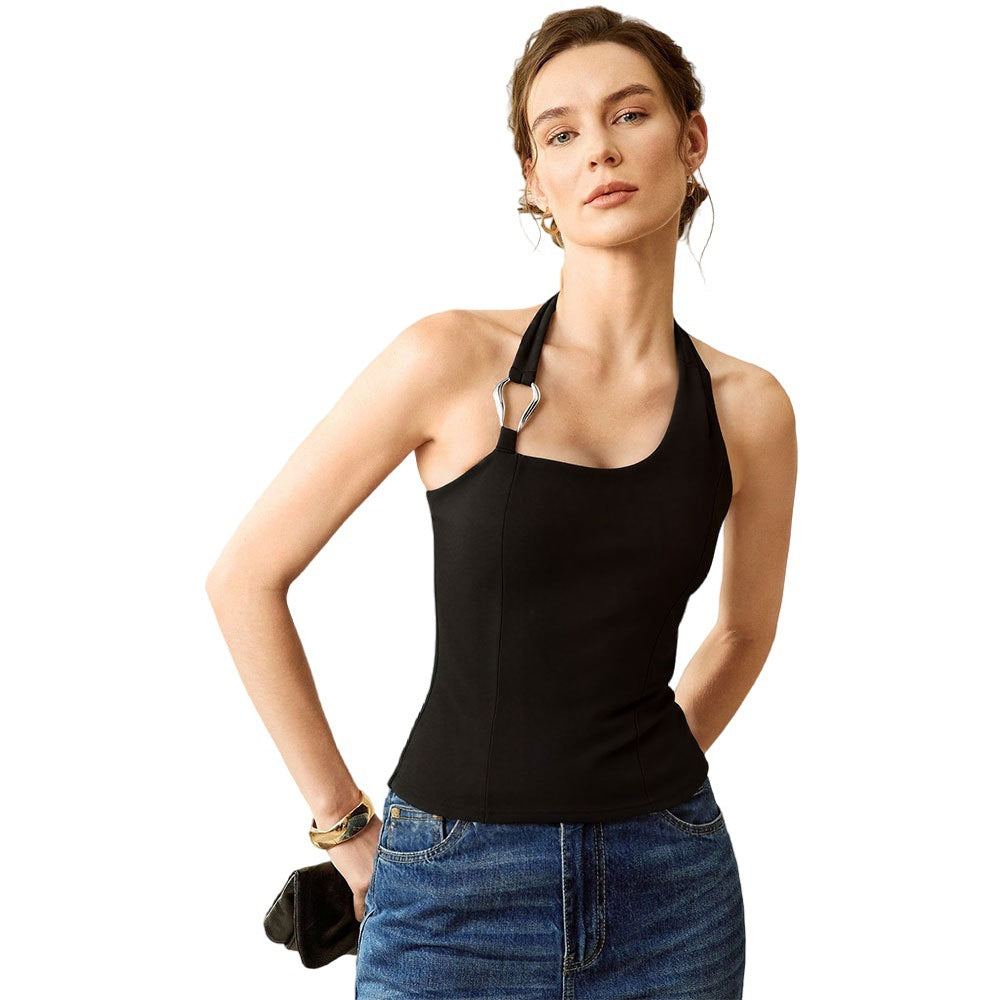 Kvindernes off-shoulder top med mode halterneck design og elegant metal accent Stilla