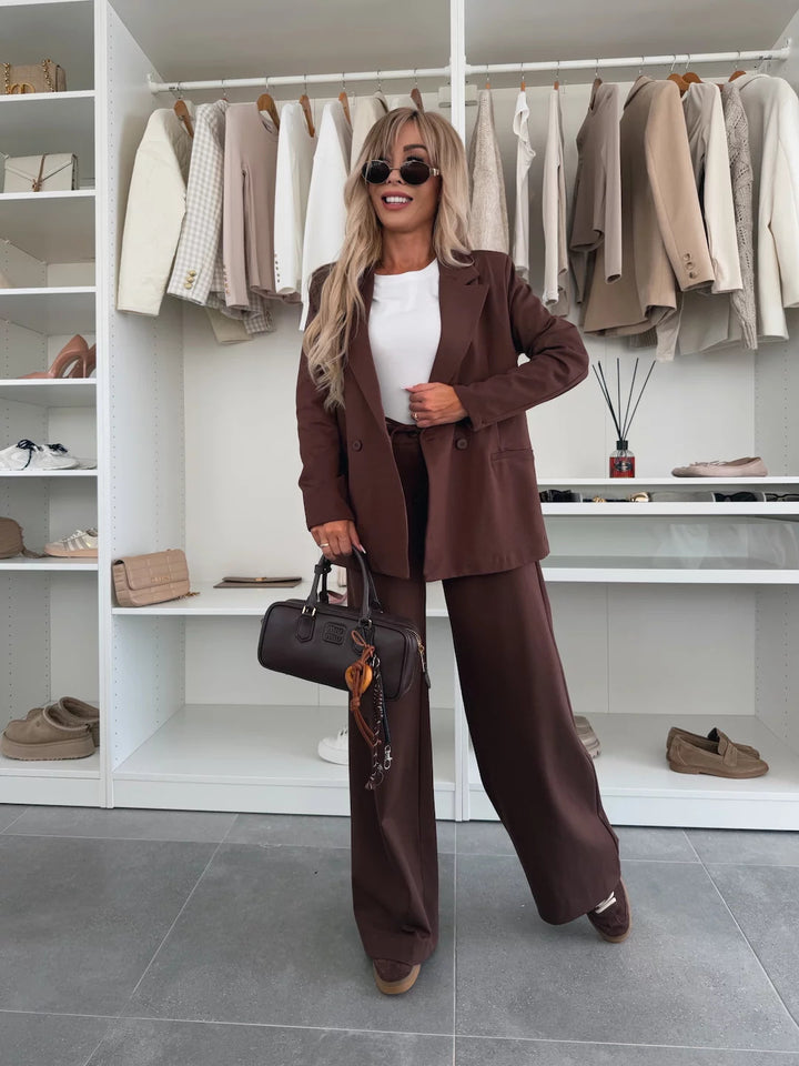 Kvinders elegante og afslappede buksedragt med brede ben og blazer Skovae