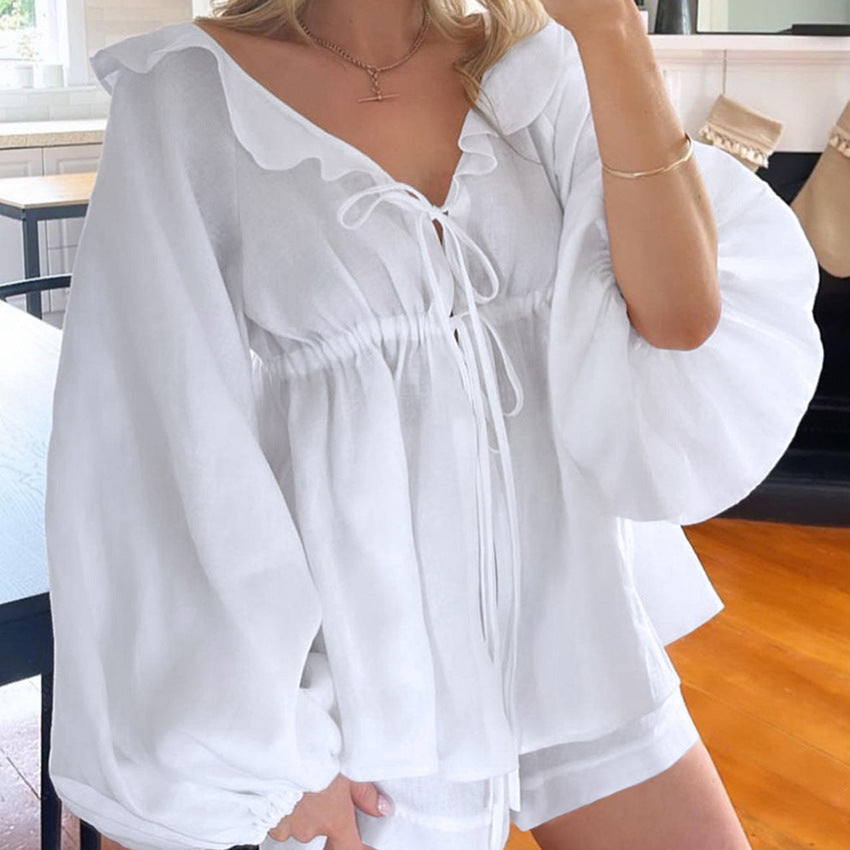 Damebluse med feminine flæsedetaljer og justerbar taljering Stilla