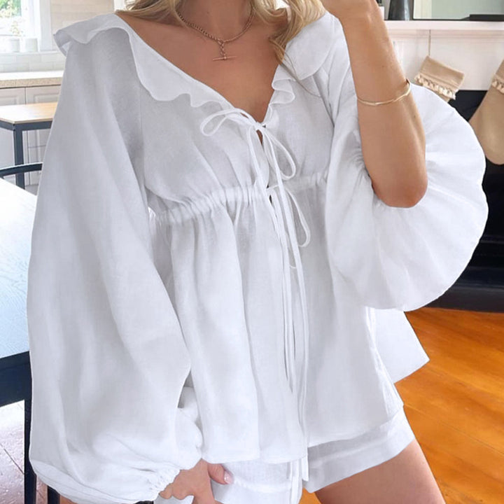 Damebluse med feminine flæsedetaljer og justerbar taljering Stilla