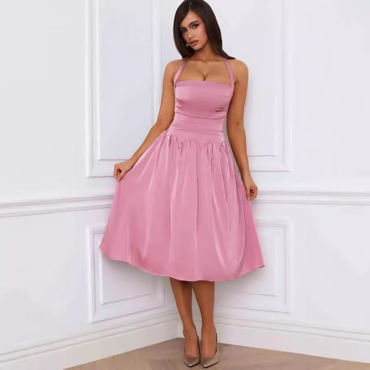 Kvinders cocktailkjole med stilfuldt off-the-shoulder design og elegant flæsekant