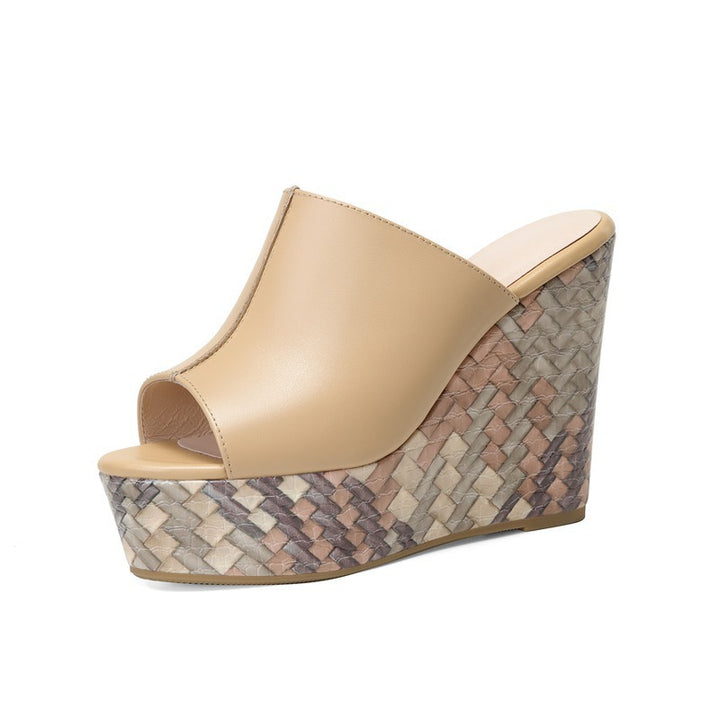 Dame nan elegante slip-on mule med åben tåparti, skulpturel kileplatform i fletlook og nitterdetaljer Skovae