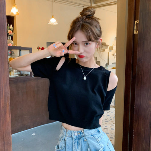 Kvinders cropped top med off-shoulder design og moderne strikkemønster