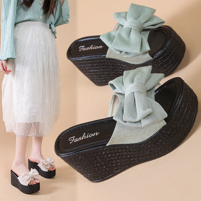 Dame Wedge-sandaletter med moderne bueapplikation Stilla