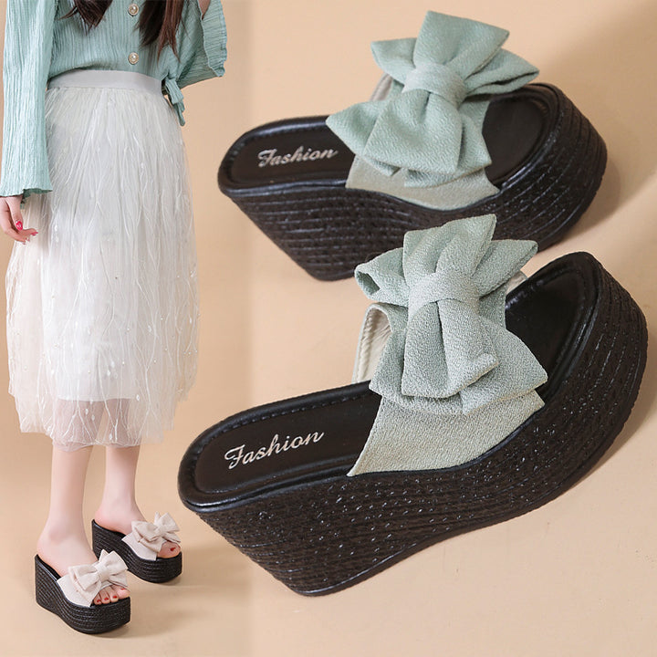 Dame Wedge-sandaletter med moderne bueapplikation Stilla