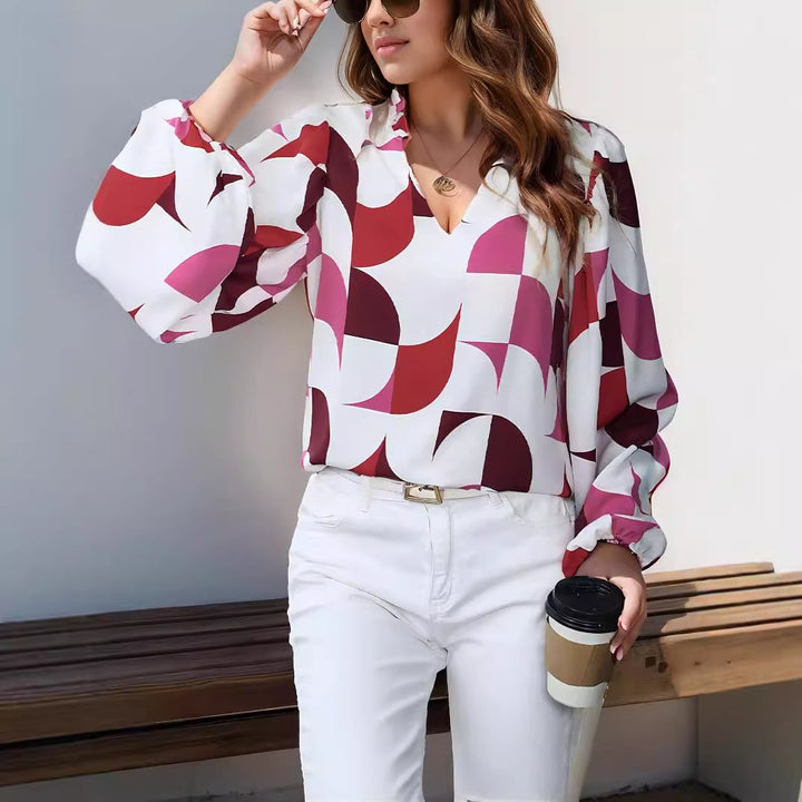 Dame elegant bluse med moderne grafisk mønster og V-hals Stilla