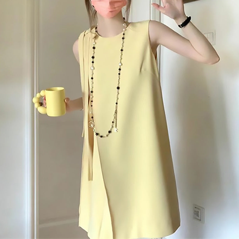 Dame stilfuld etuikjole med asymmetrisk snit og elegant draperingsdetalje Stilla