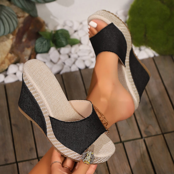 Dame nan monogrammeret slip-on kile sandal med vævet bastlignende platform og polstret komfort fodseng Skovae