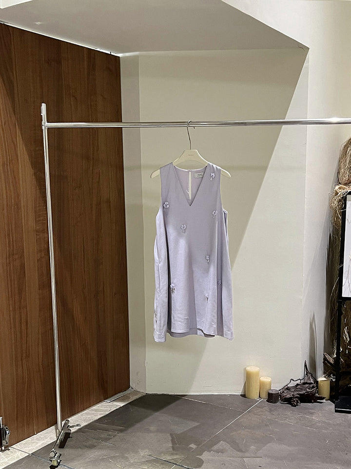 Dame ærmeløs top med kunstnerisk broderedesign og elegant V-udskæring Stilla