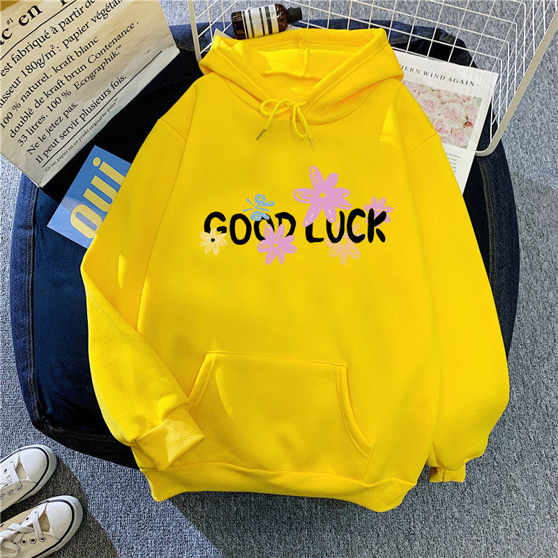 Dame hoodie med munter design og trykte bogstaver Skovae
