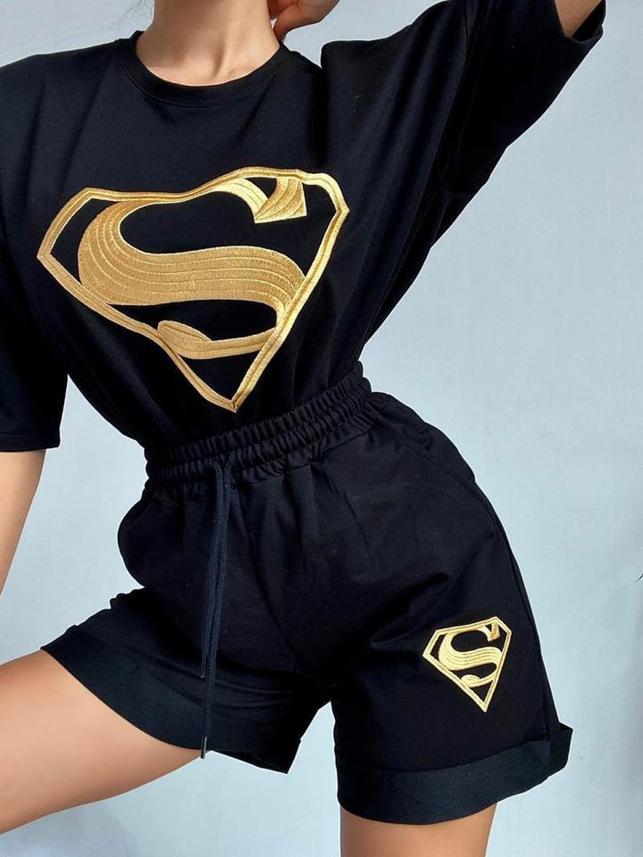 Kvinders sporty kortærmet skjorte og shorts sæt med eksklusivt logo design Skovae