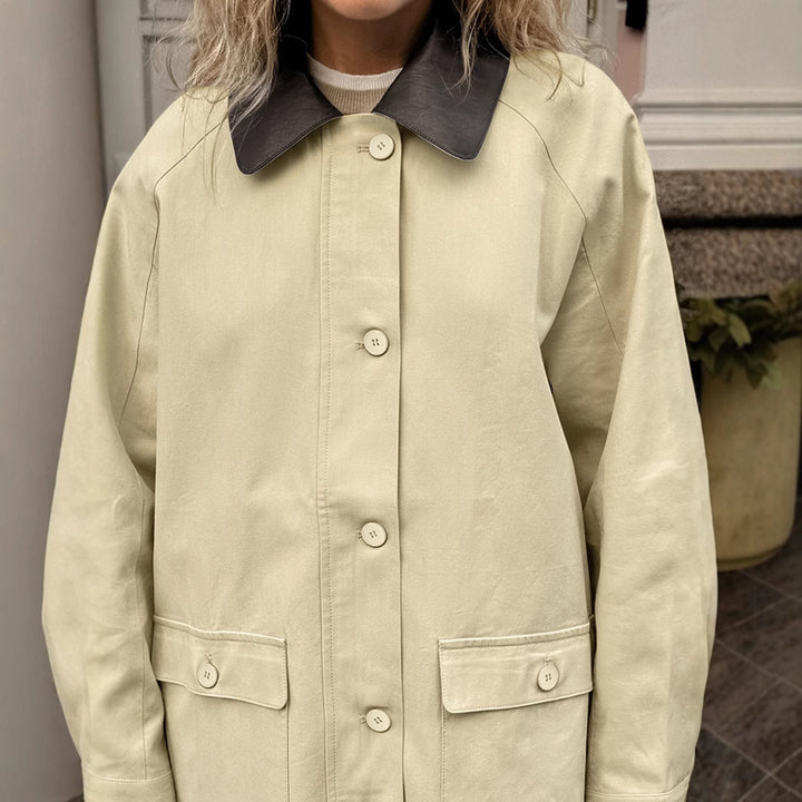 Dame Oversized Blazerjakke i let materiale med praktiske lommer og klassisk krave Stilla