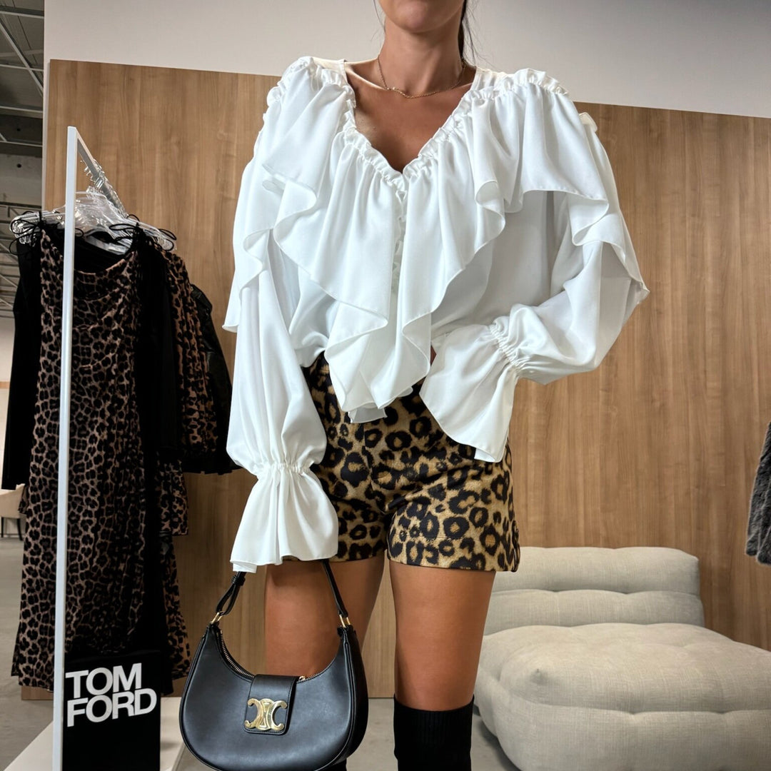 Dame elegant volantbluse med V-udskæring og ruffle detaljer Stilla