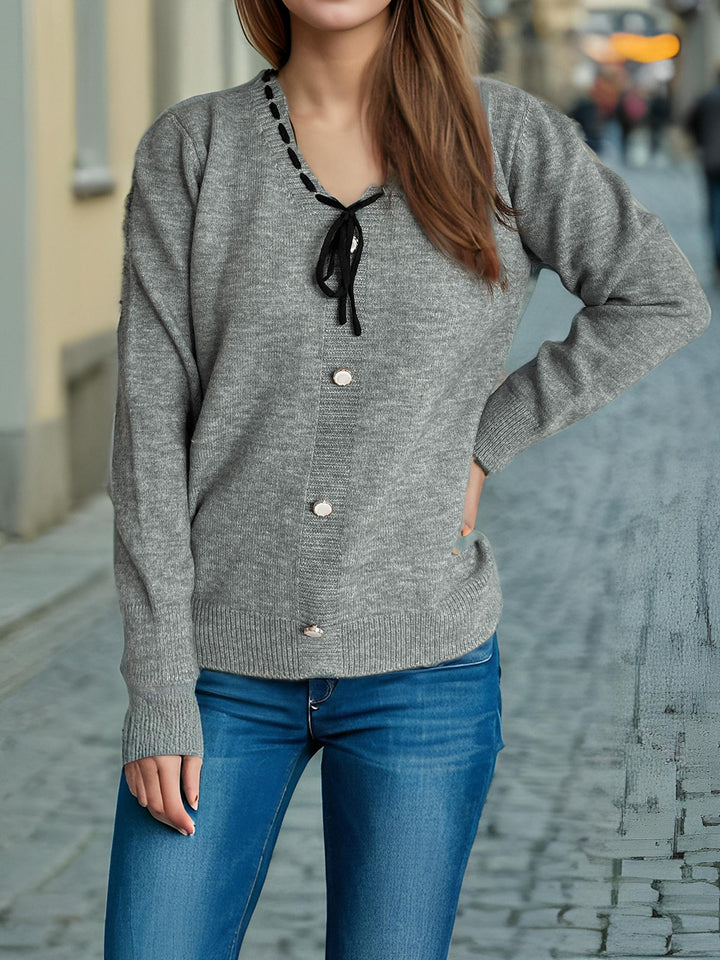 Dame cardigan med dekorative knapper og snor